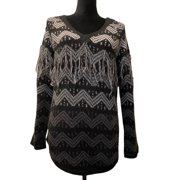 Anthropologie Sweaters - SZ M Romeo & Juliet Couture VNeck fringe tassel sweater